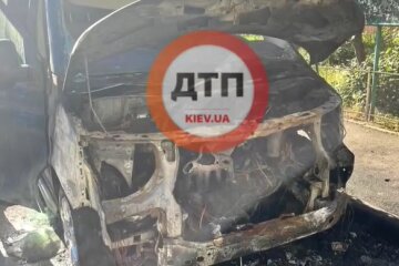 У Києві на Оболоні вночі спалили автомобіль військового, який приїхав на лікування до столиці
