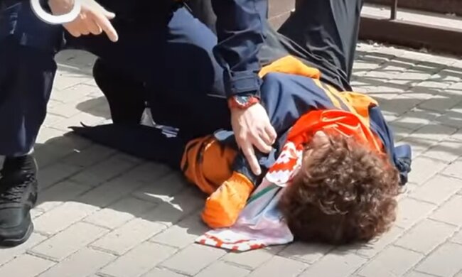 Білоруське посольство в Києві закидали гноєм (відео)