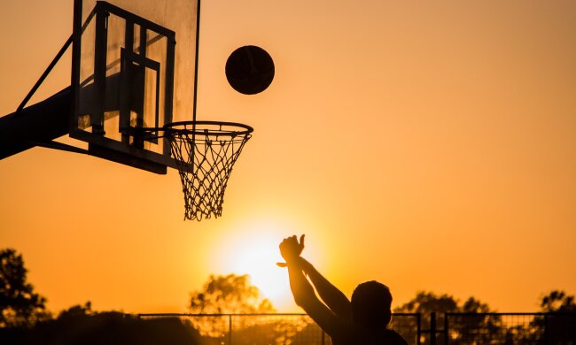 Депутат Київради Андрій Андрєєв показав оновлений баскетбольний майданчик