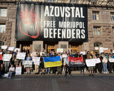 Під Київрадою вже третій протестний мітинг за останні тижні — ЗА додаткове фінансування ЗСУ і ПРОТИ перекладання бруківки
