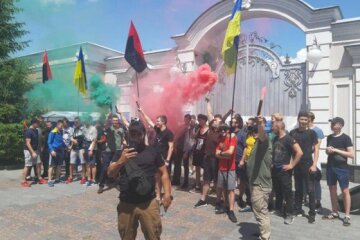 Активісти пікетують біля будинку Порошенка