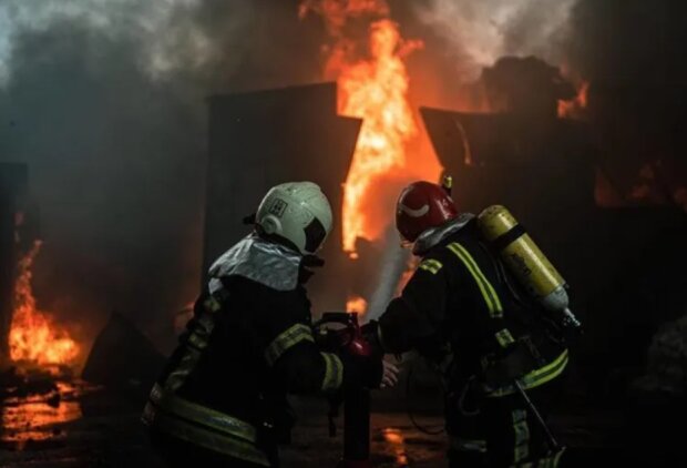 В результаті нічної атаки на Київщині відбулась пожежа на промисловому об'єкті