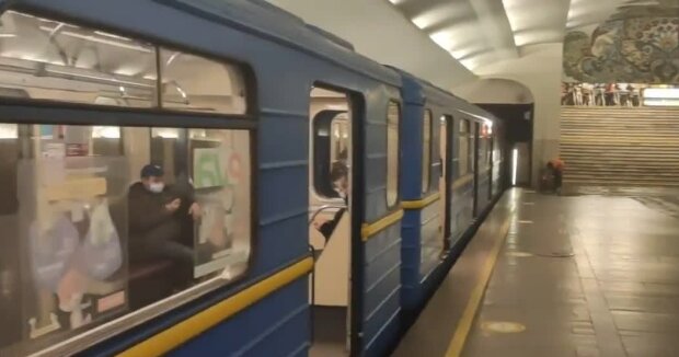 Рух по синій гілці київського метро довелося зупинити