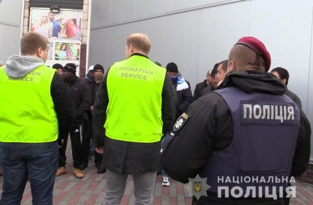 На київських ринках поліція влаштувала облаву на нелегалів
