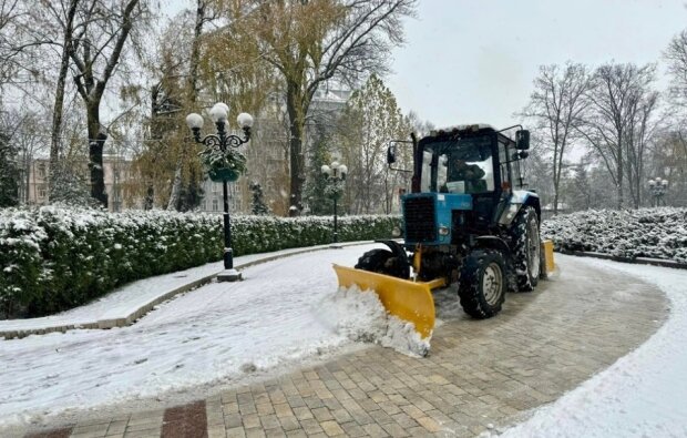 Столицю засипало снігом — комунальники вже працюють