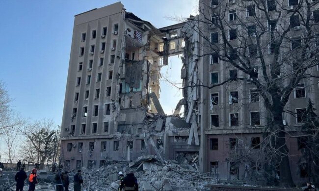Окупанти влучили в Миколаївську ОДА, під завалами лишаються 11 людей