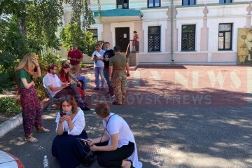 Картини Порошенка в музеї Гончара: знов виставка і знов ДБР (відео)