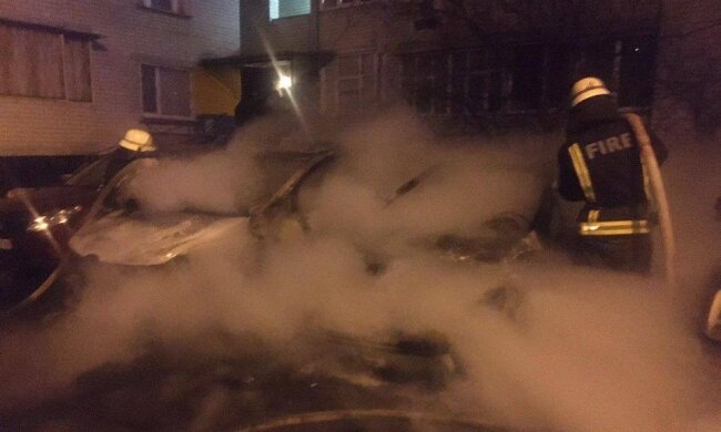 Вночі на Позняках палали три автівки