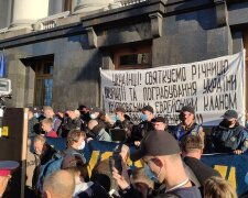 Грабіж України єврейським кланом Вови Зеленського: біля Офісу Президента розгорнули плакат