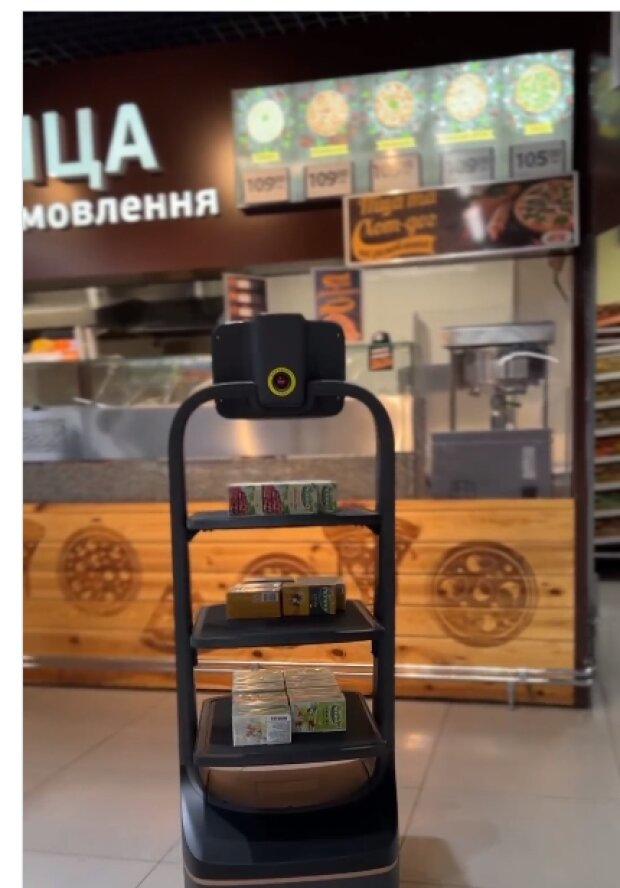 У столичних супермаркетах з'явилися роботи-помічники