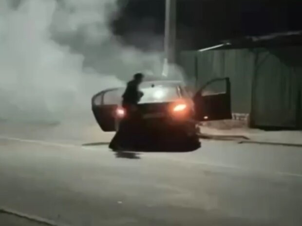 Під Києвом BMW на швидкості в’їхав в електроопору (відео)