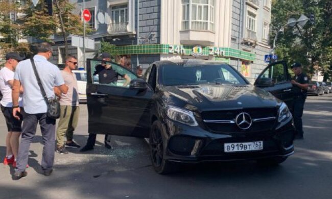 У центрі Києва водій Mercedes на російських номерах “відключився” за кермом