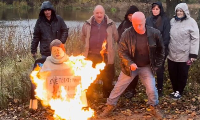У Києві екоактивісти спалили опудало, схоже на депутатку Київради, через протидію захисту — у КМР подали заяву до поліції