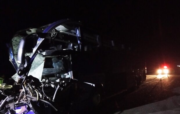 Нічна ДТП на трасі Одеса-Київ: водій в тяжкому стані, 17 постраждалих