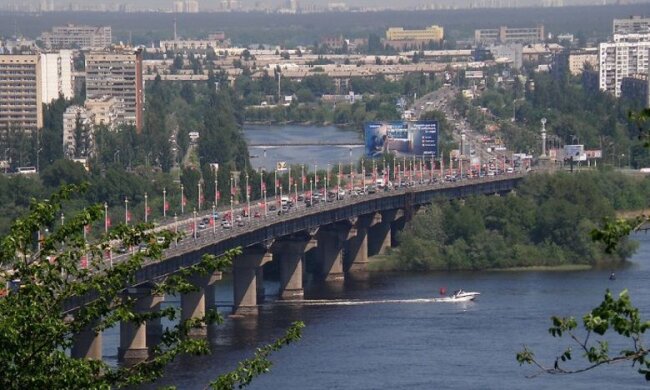 На мосту Патона прорвало теплотрасу: гаряча вода ллється в Дніпро