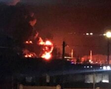 «Атака безпілотника». З’явились відео очевидців масштабної пожежі на аеродромі у Курську