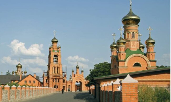 Співають про Росію під носом у СБУ: Шокуюче розслідування про нелегальну школу в Голосієво