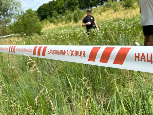 У Київській області жінка облила бензином, підпалила, скинула в болото, а згодом закопала 26-річного хлопця