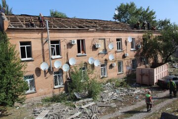 Комунальники ліквідовують наслідки обстрілу у Дарницькому районі — фото