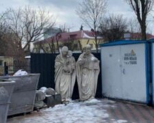 У Києві “безбожники” викинули статую Діви Марії на смітник