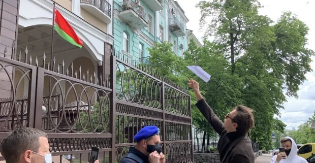Білоруське посольство в Києві закидали паперовими літачками
