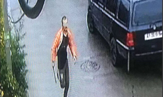 Вистрибнув у вікно на третьому поверсі: в дитячій лікарні під Києвом невідомий вдарив медсестру величезним ножем і втік