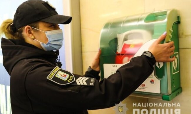У столичному метро поліцейська врятувала життя пасажиру, в якого зупинилось серце
