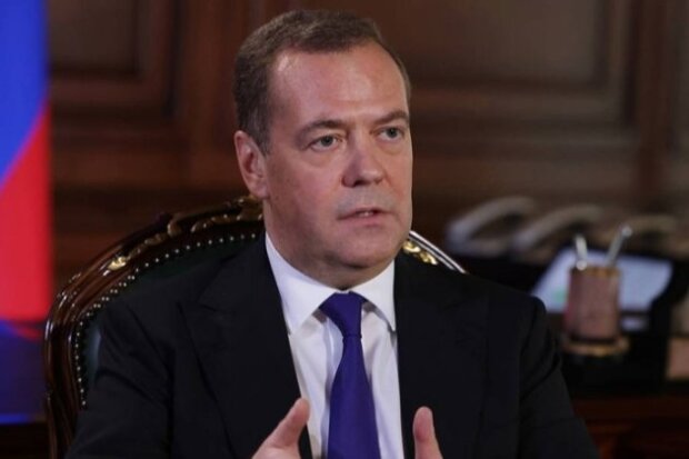 Медведєв закликає до «референдумів» в Україні, щоб використати «всі сили самозахисту»