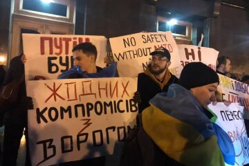 Ні капітуляції: в центрі столиці триває акція протесту «Варта на Банковій»