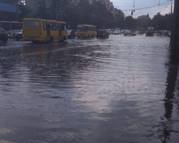 У Києві дощ, а їм весело: як містяни розважаються в непогоду