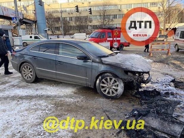 У Києві раптово спалахнуло авто поліцейського (відео)