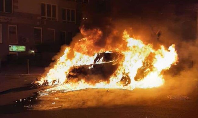 Вночі в Києві вщент згорів автомобіль (відео)
