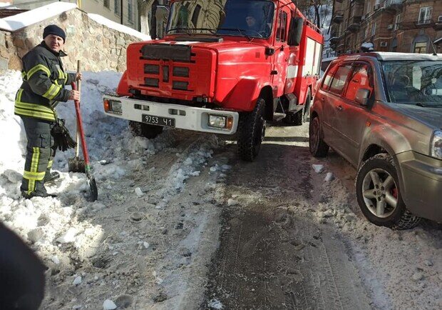 Київським пожежникам довелося самим розчищати шлях від снігу