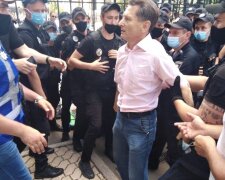 Заламували руки та забирали намети: в Києві поліція поштовхалась с гірниками (фото, відео)