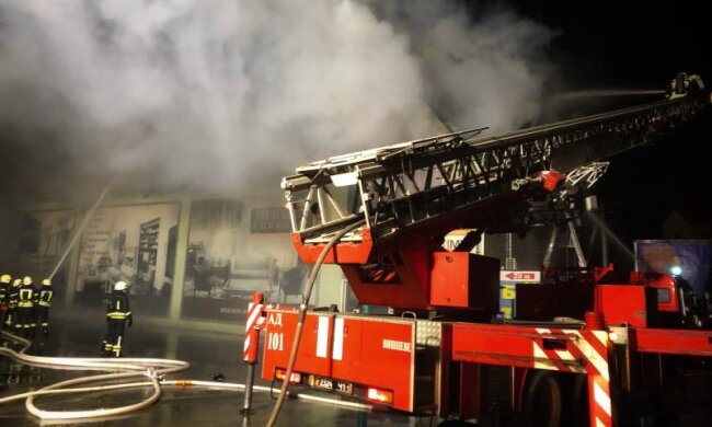 Вночі під Києвом сталась масштабна пожежа в магазині меблів (відео)