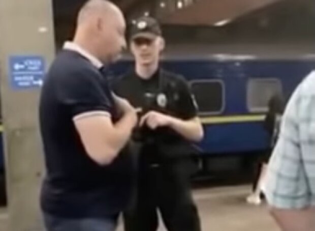 Високопоставлений співробітник СБУ відмовився підкоритися поліції (відео)