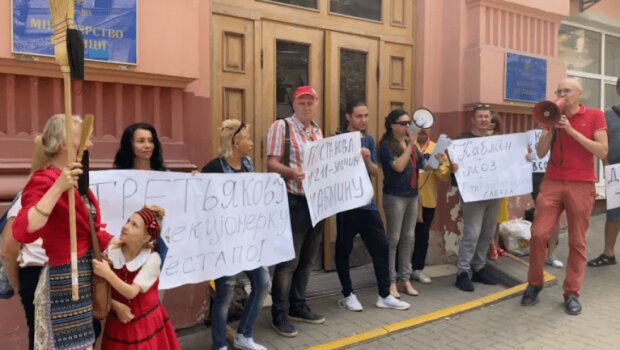 В центрі Києва проти дистанційного навчання мітингують батьки