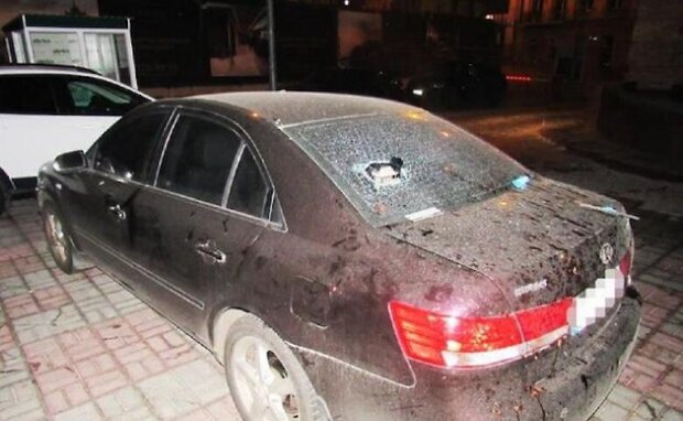 У Києві чоловік розбив кілька авто, припаркованих під будинком