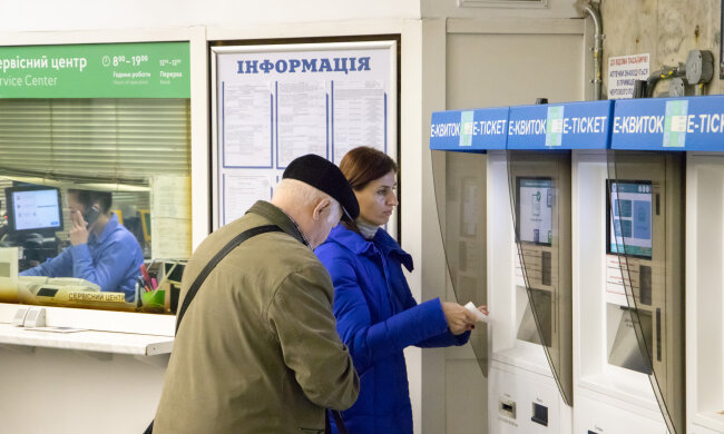 В київському метро працюють консультанти з е-квитка