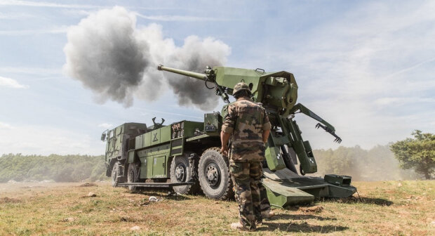 Одночасним залпом з 6 “Цезарів”: ЗСУ накрили район, де рαшиcτи зосередили понад 15 одиниць техніки (відео)