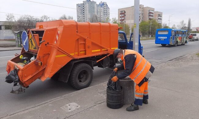 Купи сміття на зупинках столиці: комунальники звинувачують власників МАФів