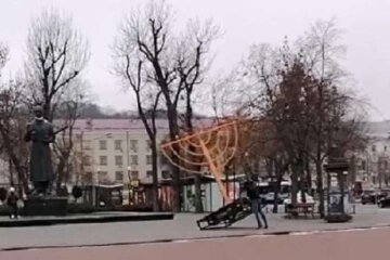 У Києві чоловік піде під суд за осквернення Ханукії