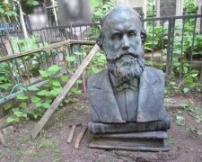 Інцидент на київському цвинтарі: бюст українського вченого намагалися вкрасти з могили і продати