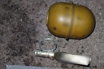 У Києві на вулиці затримали чоловіка з бойовою гранатою