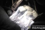 Розкладали «закладки» зі зброєю: на Печерську затримали наркоділків
