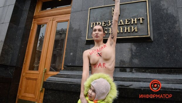 У Києві активістка Femen оголила груди, вимагаючи скасувати військовий облік для жінок