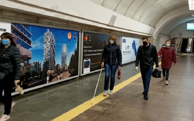 В метро Києва тестували тактильні смуги для маломобільних категорій пасажирів