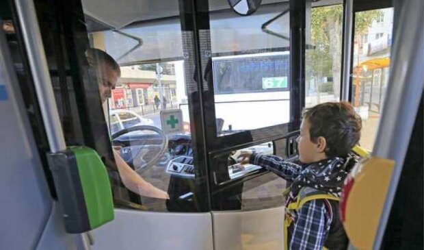 У Києві до кінця літа проїзд для школярів у громадському транспорті буде платним