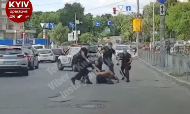 У Києві напівголий чоловік кидався з ножем на поліцейських (ВІДЕО)