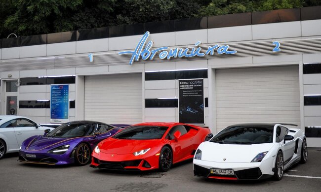 В Києві сфотографували унікальний паркінг з суперкарами на $1 000 000